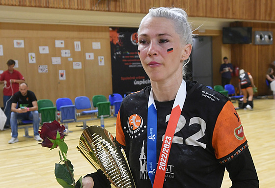 Lucia Mikulík se s Mostem louí se stíbrnou trofejí.