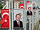 Turecko ek druh kolo prezidentskch voleb. Na snmku z Diyarbakiru vlaj...