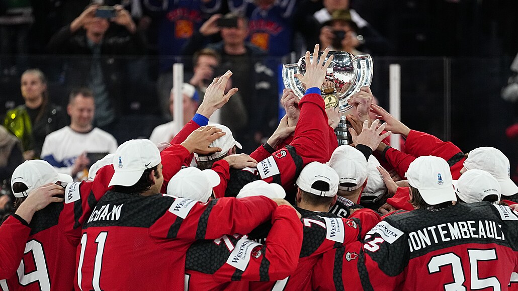 Kanadtí hokejisté slaví i s pohárem pro vítze mistrovství svta.