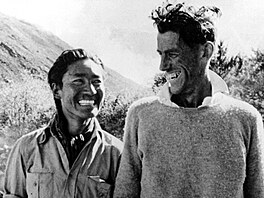 Expedice v roce 1953 podnikla na zdolání Mount Everestu celkem dva pokusy....