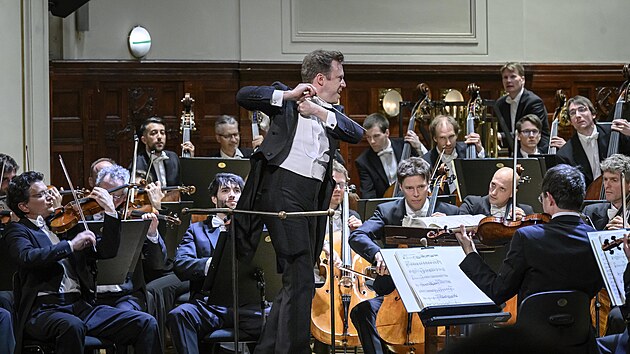 Dirigent Daniel Harding a lenov Symfonickho orchestru Bavorskho rozhlasu na Praskm jaru