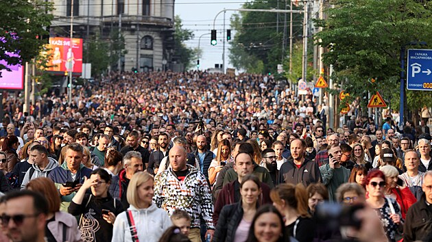 V Blehradu vyly do ulic destky tisc lid, jde u o tet demonstraci od hromadnch steleb, kter tento msc otsly Srbskem. (19. kvtna 2022)