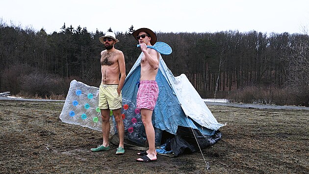 Dvojice Vojtěch Říha a Jakub Štefanec. Na základě jejich zkušeností z českých kempů vznikla kniha Kempiči.