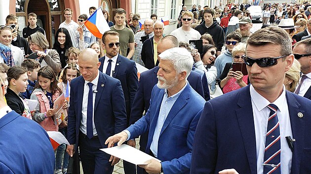Prezident Petr Pavel v Jemnici. Na procházce centrem města ho doprovodily stovky lidí.