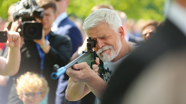 Při střelbě byl prezident Petr Pavel o dost úspěšnější, než při běhu.