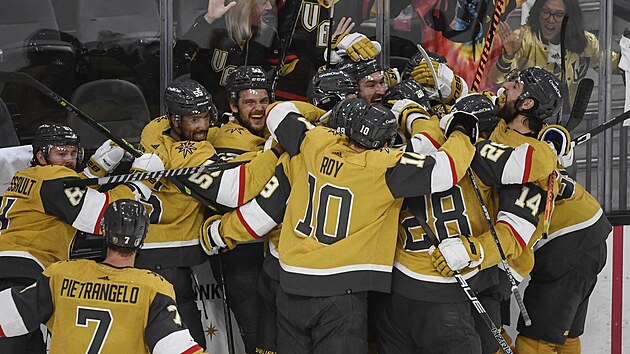 Hokejisté Vegas Golden Knights oslavují výhru. Hokejisté Vegas Golden Knights oslavují výhru.