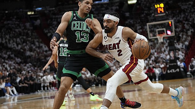 Gabe Vincent (2) z Miami Heat se tla ke koi Boston Celtics pes Malcolma Brogdona (13).