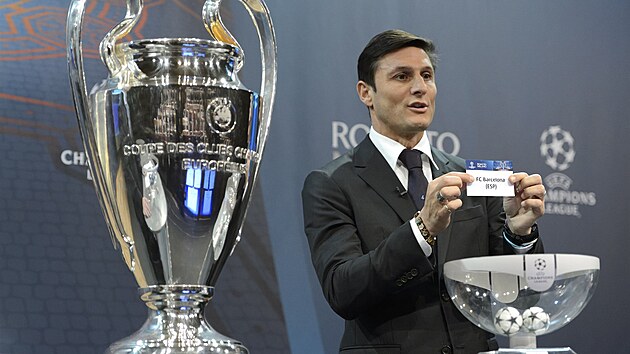 Trofej pro vtze Ligy mistr pi losu osmifinle, vpravo legenda Interu Miln Javier Zanetti.