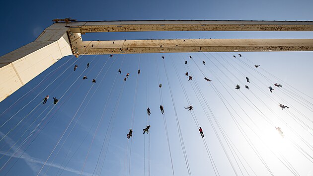 Zdolání úkolů na portálovém jeřábu v loděnici městečka La Ciotat bylo nejtěžší disciplinou soutěže Grimpday.