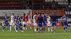 Hrái  Slavie a Olomouce se zdraví po konci utkání.