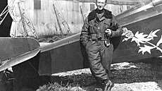 Willy Coppens před svým královsky modrém Hanriotem s bílým osobním emblémem Willy Coppens před svým královsky modrém Hanriotem s bílým osobním emblémem
