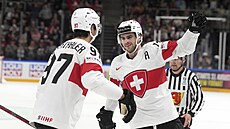 Nico Hischier slaví gól s Jonasem Siegenthalerem.