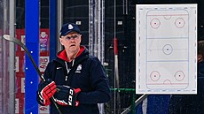 Kou eské reprezentace Kari Jalonen na prvním tréninku v Tampere.