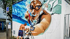 Nové dílo umlce Dobse u nyní mohou lidé obdivovat nedaleko plaveckého bazénu...