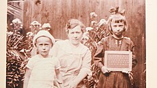 Ludmila Hyblerová se svými dtmi  Ludmilou a Jaroslavem, snímek z roku 1920