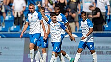 Srdjan Plavi (uprosted) z Baníku Ostrava oslavuje vstelený gól do sít...