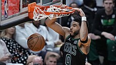 Jayson Tatum z Boston Celtics smeuje proti Miami Heat.