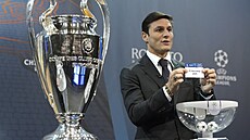 Trofej pro vítze Ligy mistr pi losu osmifinále, vpravo legenda Interu Milán...
