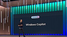 Generální editel Microsoftu Satya Nadella pedstavuje Copilota pro Windows.