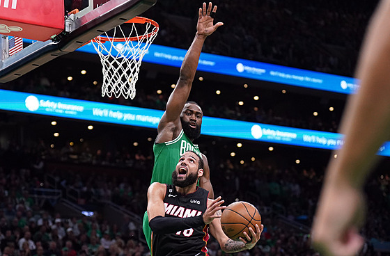 Caleb Martin (u míe) z Miami Heat zakonuje na ko Boston Celtics pes Jaylena...