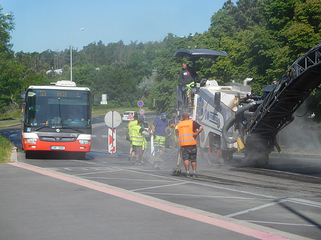 <p>Úprava vozovky v Milánské ulici: kropení i asfaltování.</p>