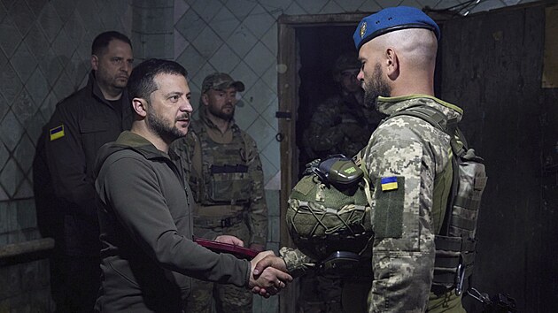 Ukrajinsk prezident Volodymyr Zelenskyj vyznamenal vojky bojujc v Donck oblasti. Vlevo jeho kancl Andrij Jermak (23. kvtna 2023)