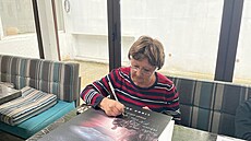 Matka Jiího REGI Schamse pi podpisu plakátu nedávno vydané knihy