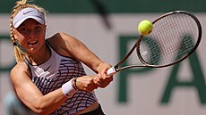 Brenda Fruhvirtová returnuje v zápase prvního kola Roland Garros.