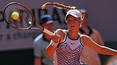 Brenda Fruhvirtová returnuje v zápase prvního kola Roland Garros.