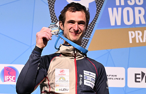 Adam Ondra se stíbrnou medailí ze Svtového poháru v Praze.
