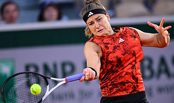 Karolína Muchová hraje forhend ve tetím kole Roland Garros. 