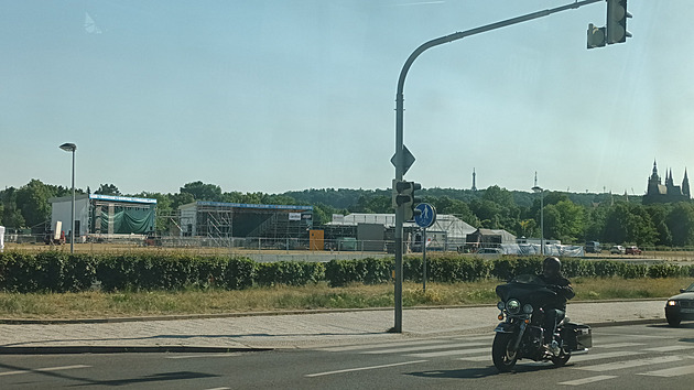 <p>Na Letenské pláni se něco chystá.</p>