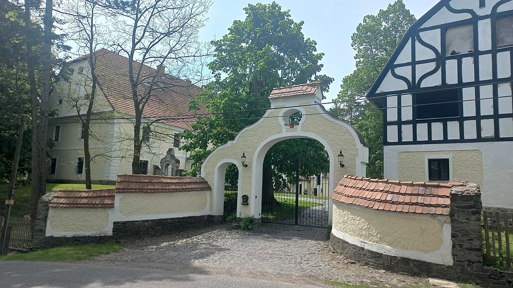 Sídlo dánské sekty Faderhuset, zámek u Jablonného v Podjetd. (7. ervna 2023)