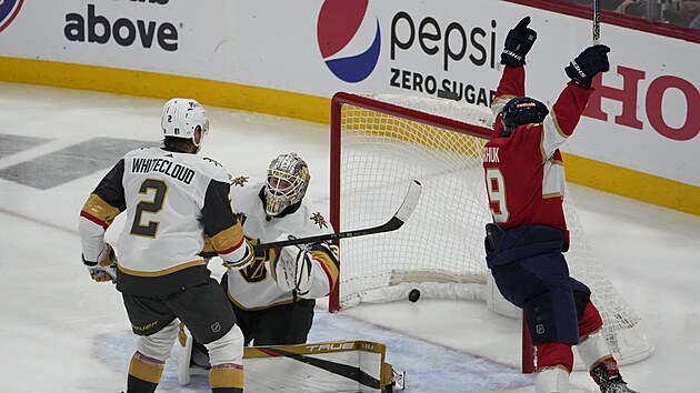 Matthew Tkachuk z Floridy se raduje z vítězného gólu proti Vegas. Matthew Tkachuk z Floridy se raduje z vítězného gólu proti Vegas.