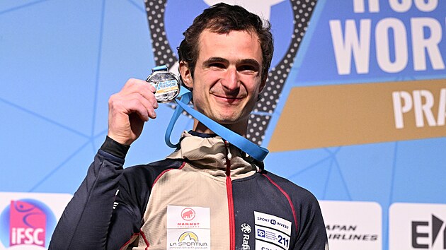 Adam Ondra se stíbrnou medailí ze Svtového poháru v Praze.