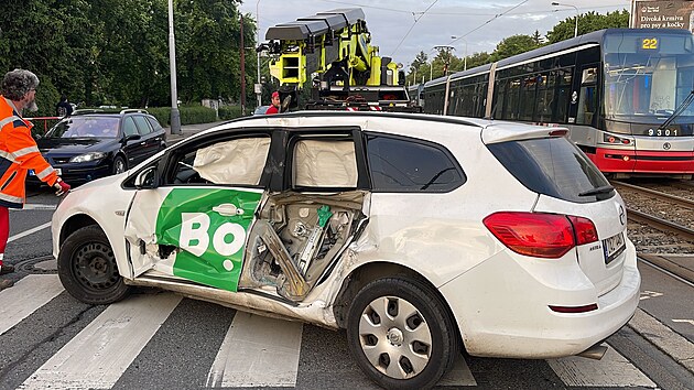 Ve Švehlově ulici se střetla tramvaj s autem. (9. června 2023)