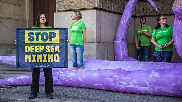 Ekologick organizace Greenpeace nafoukla v Praze maketu chobotnice ekov, aby upozornila na nebezpe hlubokomosk tby a nutnost jej regulace. (1. ervna 2023)