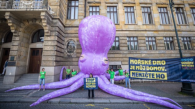 Ekologick organizace Greenpeace nafoukla v Praze maketu chobotnice ekov, aby upozornila na nebezpe hlubokomosk tby a nutnost jej regulace. (1. ervna 2023)