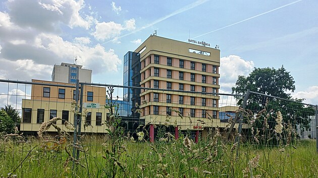 Hotel Bohemia v Chrudimi už deset let zarůstá v zeleni. (1. 6. 2023)