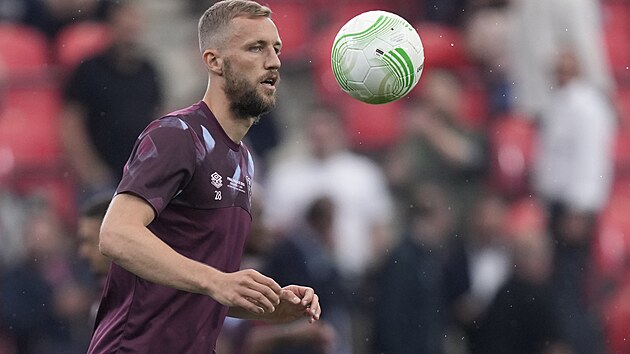 Tomáš Souček, záložník West Hamu, během rozcvičení před finále Konferenční ligy... Tomáš Souček, záložník West Hamu, během rozcvičení před finále Konferenční ligy...