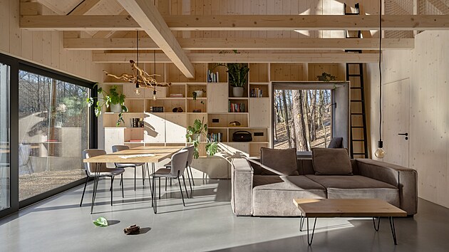 Hlavní obytnou zónu otevřel architekt až do štítu. Hlavní obytnou zónu otevřel architekt až do štítu.
