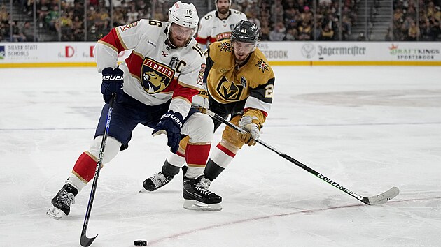 Aleksander Barkov (vlevo) z Floridy bráněný Brettem Howdenem z Vegas. Aleksander Barkov (vlevo) z Floridy bráněný Brettem Howdenem z Vegas.