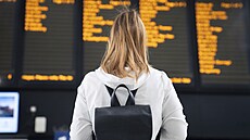 Cestující na londýnském nádraí Waterloo na informaní tabuli te, které vlaky...