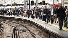 Cestující vystupují z vlaku na nádraí Waterloo v Londýn. (2. ervna 2023)