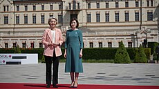 Pedsedkyn Evropské komise Ursula von der Leyenová (vlevo) a moldavská...