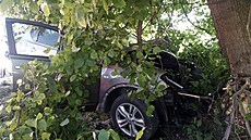 Dva lidé zemeli v sobotu odpoledne pi nehod osobního auta na Jiínsku. (3....