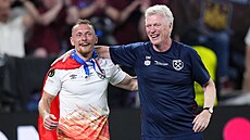 eský obránce Vladimír Coufal z West Hamu a trenér David Moyes se radují z...