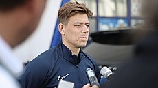 Hokejový útočník Miroslav Indrák odpovídá novinářům na startu suché přípravy... Hokejový útočník Miroslav Indrák odpovídá novinářům na startu suché přípravy...