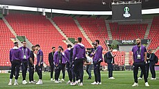Fotbalisté Fiorentiny na obhlídce trávníku v Edenu před finále Konferenční ligy... Fotbalisté Fiorentiny na obhlídce trávníku v Edenu před finále Konferenční ligy...