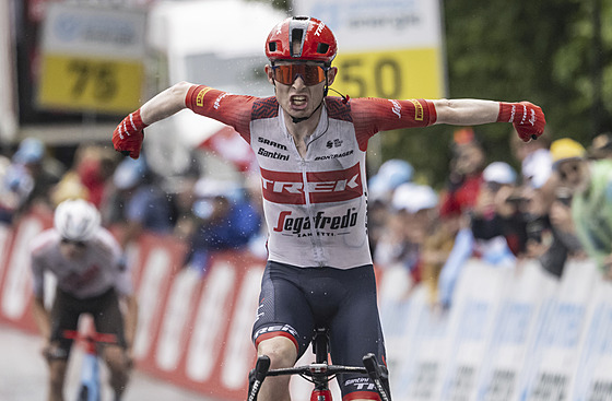 Dánský cyklista Mattias Skjelmose slaví etapový triumf v závod Kolem výcarska.